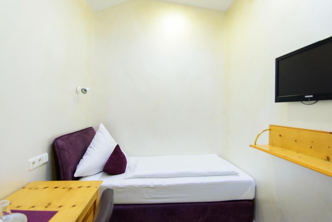 Hotel Bohn メッツィンゲン エクステリア 写真